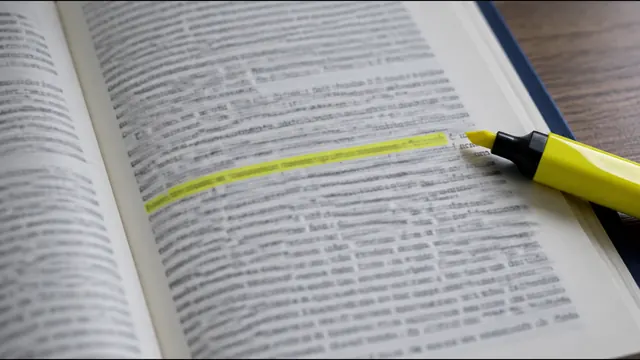Página de livro de leis com uma linha grifada de amarelo